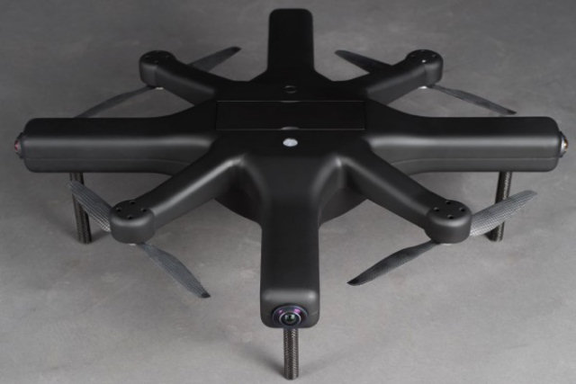 Um drone que voa de forma semi-autônoma gravando vídeos de 360°