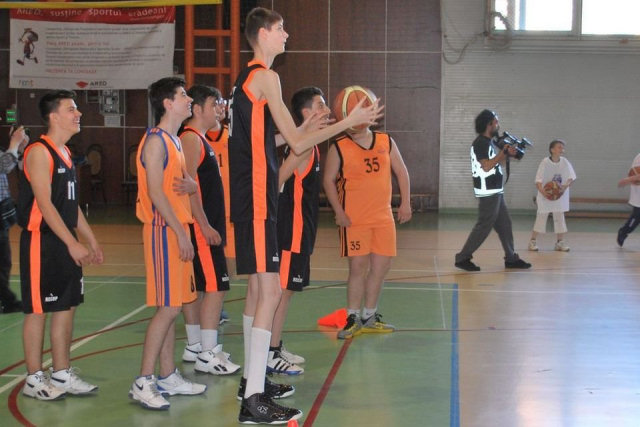 Com 2,31 m, romeno de 17 anos sonha em jogar basquete profissional na NBA -  31/01/2018 - Esporte - Folha