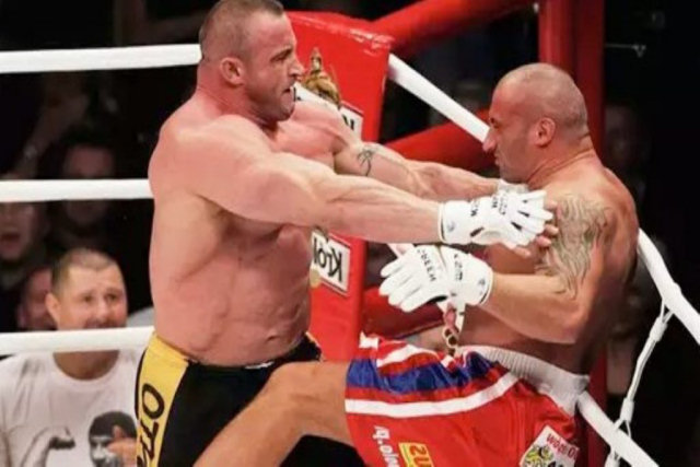 O homem mais forte do mundo debuta no MMA esmagando o adversário
