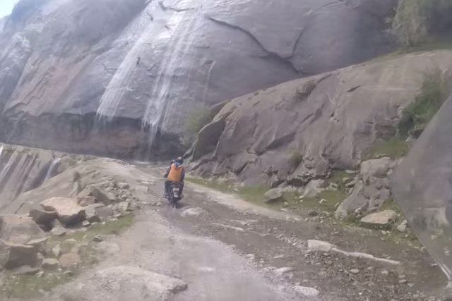 Dando um rolê de moto por uma das estradas mais perigosas do mundo