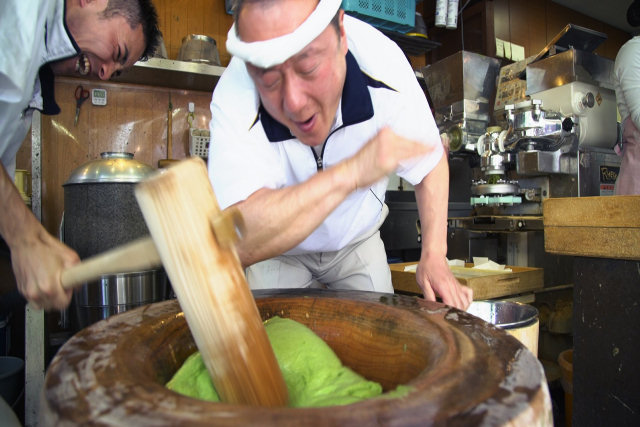 O mais rpido mestre do mochi do Japo explica o processo incrvel de socar o arroz