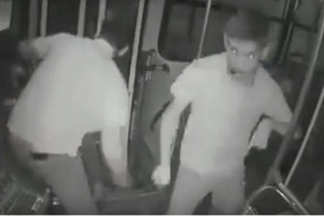 Assaltante tenta roubar ônibus, mas por sorte este jovem deficiente era um dos passageiros