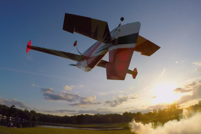 Drones gravando o vôo de aeromodelos