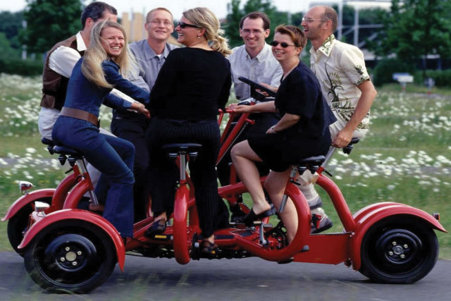Um triciclo para sete pessoas