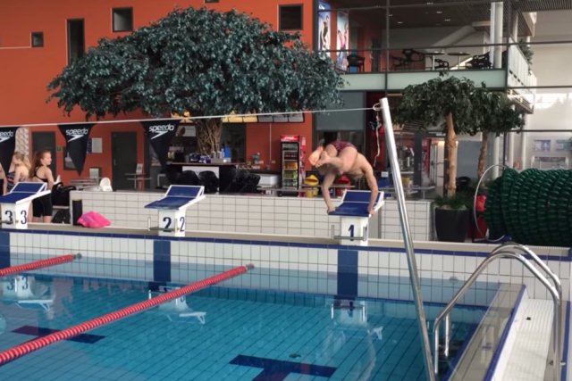 Nadador norueguês demonstra sua habilidade de nadar ao revés