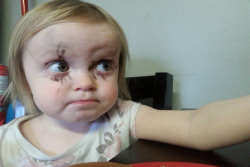 Isto é o que acontece quando as crianças descobrem a maquiagem