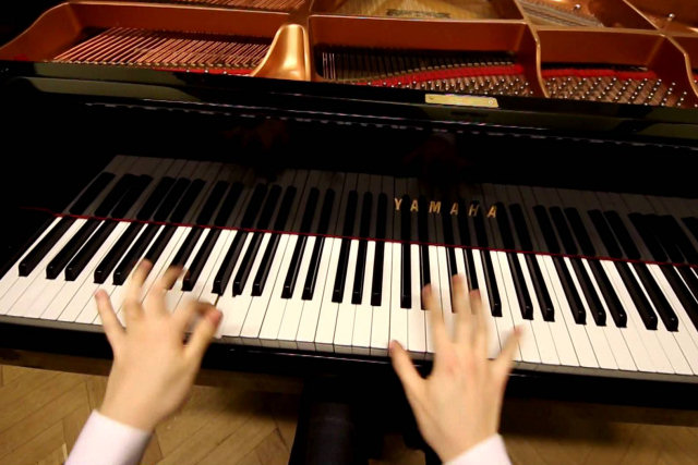 Pianista toca seu instrumento e grava a performance com uma GoPro