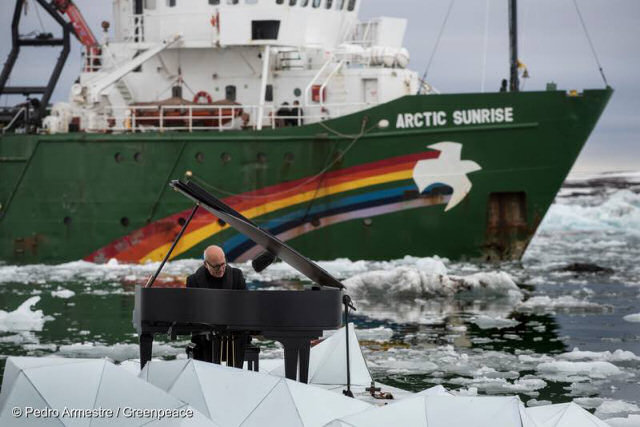 Pianista toca bela canção tendo ao fundo geleiras do Ártico derretendo