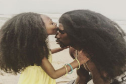 Pai e filha quebram a Internet com seus penteados afro-naturais 