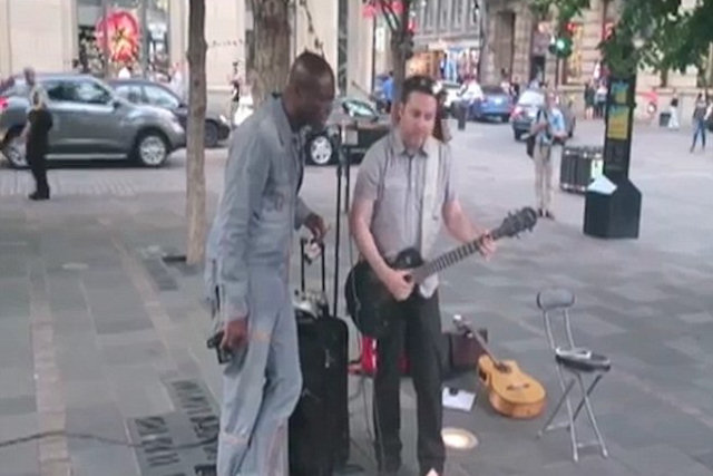 Seal canta ?Stand By Me? com um busker Montreal