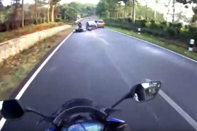 Motociclista evita um acidente fatal se atirando ao solo