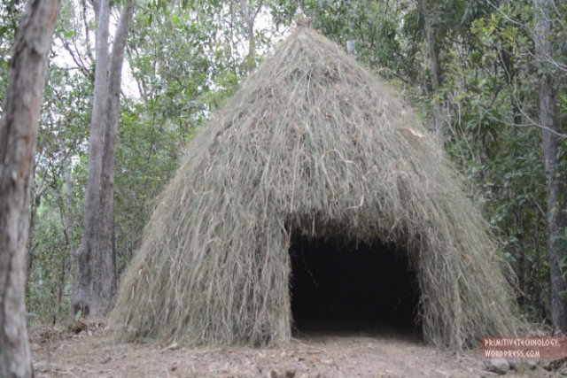 Caveman, o sobrevivencialista demonstra como contruir uma cabana de palha
