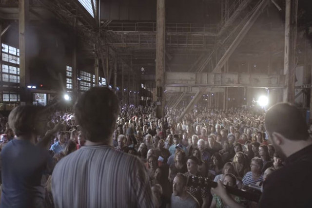 1.500 estranhos se reúnem para cantar uma canção de Leonard Cohen em uma subestação abandonada