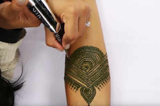 Uma tatuagem de henna de 7 horas resumida em 90 segundos