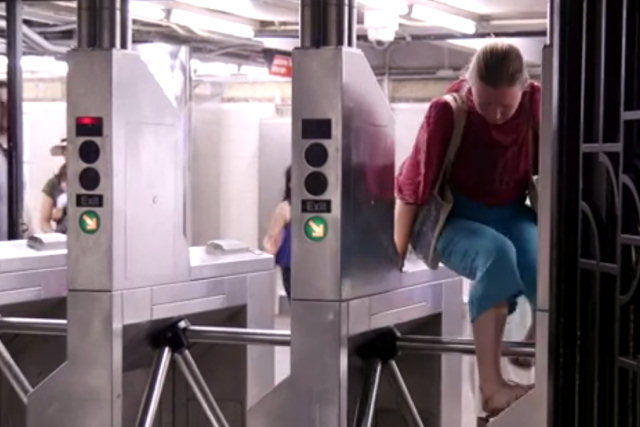 Uma compilação hilariante de nova-iorquinos frustrados com a catraca do metrô