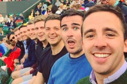 8 sorridentes amigos alinharam-se para uma selfie, mas a internet destruiu sua reputação por completo