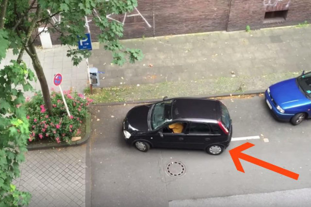 Homem filma vizinha barbeira tentando estacionar 