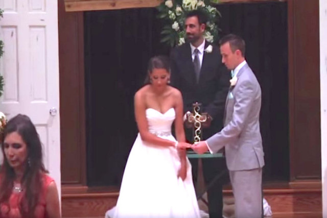 Noiva faz voto musical através da linguagem de sinais para seu noivo surdo no dia do casamento
