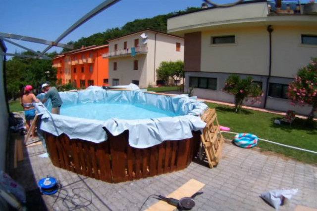 Como construir uma piscina no quintal usando simples paletes de madeira usados