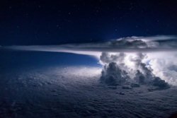 Piloto equatoriano sobrevoa uma tormenta para fazer a foto perfeita a mais de 11.000 metros de altitude