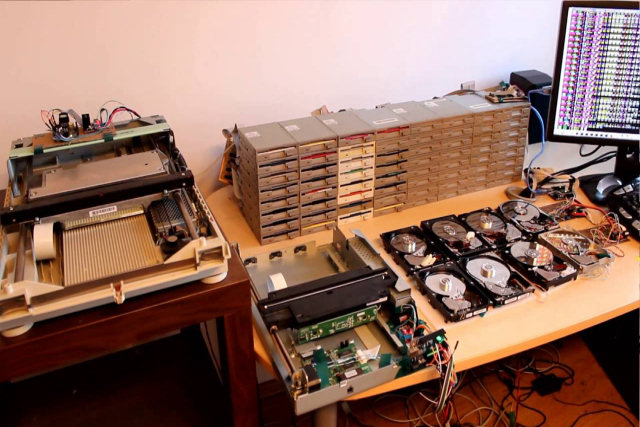 Uma orquestra formada por 64 drives de disquete, oito HDs e dois escâneres