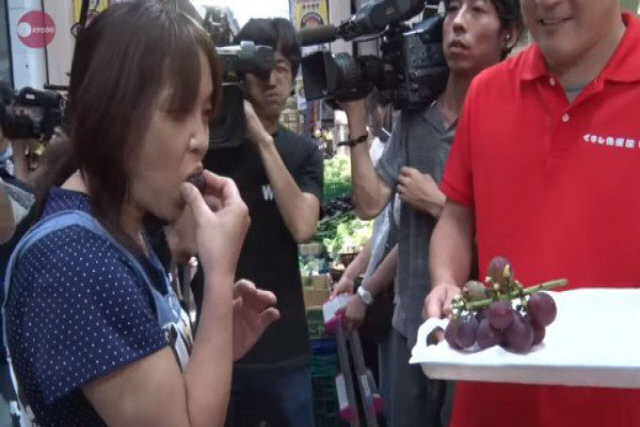 Japonês paga 36 mil reais por um cacho de uvas