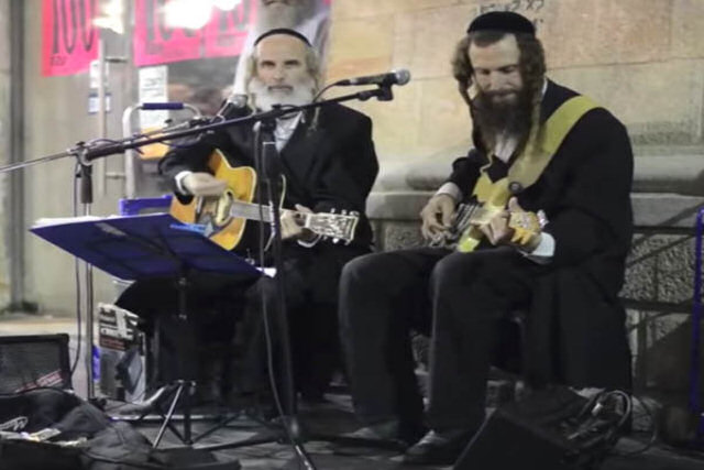 Insólito: dois rabinos tocando Pink Floyd... e bem!