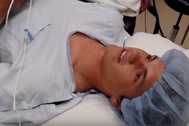 Rapaz aplica anestesia em si mesmo e luta para ficar acordado