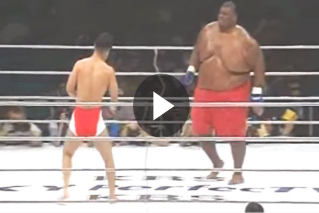 O que acontece quando um lutador de 280 kg enfrenta outro de 80?