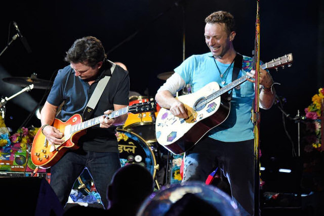 Coldplay regressa ao futuro com Michael J. Fox como guitarrista