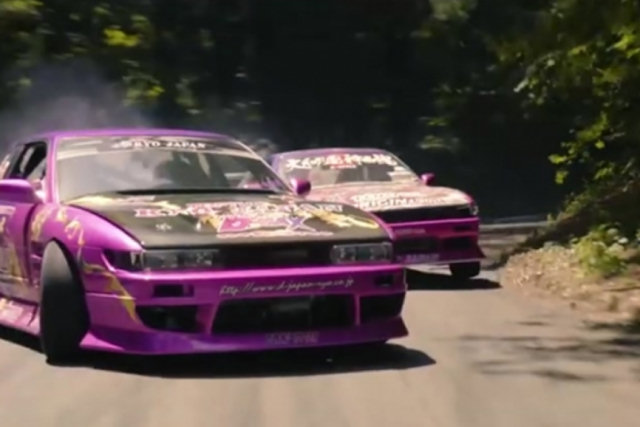 Drift de carros em uma estrada de montanha sinuosa no Japo