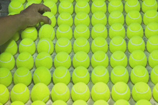 Como são fabricadas as bolinhas de tênis