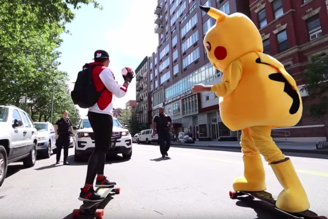 Perseguindo Pikachu em um jogo da vida real de Pokémon Go