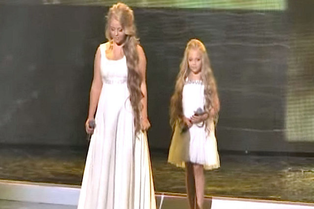 Irmãs ucranianas impressionam o público com incrível dueto