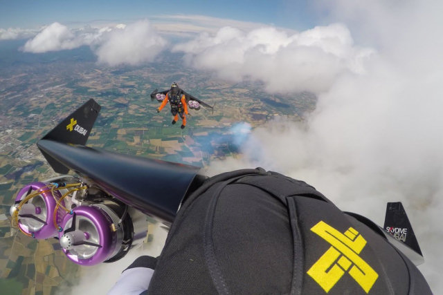 Brincando entre as nuvens com o Jetman em gloriosos 4K