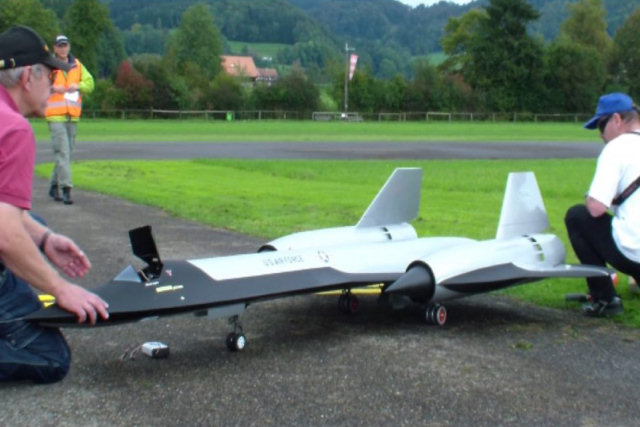 Este aeromodelo  capaz de voar a uma velocidade vertiginosa
