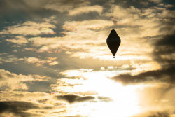 Um padre na Rússia dá a volta ao mundo em um balão