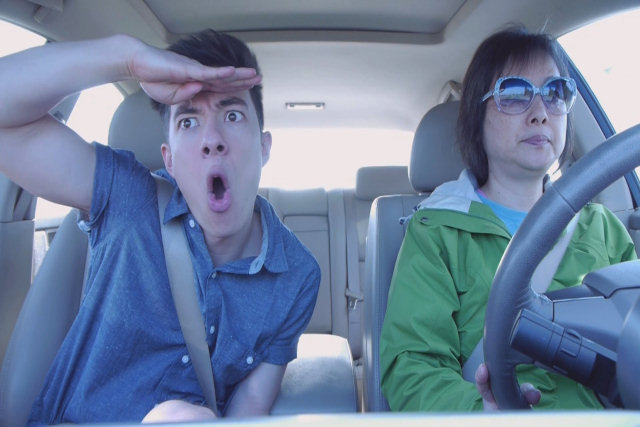 Este cara fazendo sincronia labial em um carro dirigido pela mãe é muito engraçado