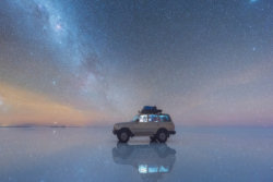 Fotógrafo russo captura deslumbrantes fotos da Via Láctea espelhada em planície de sal na Bolívia