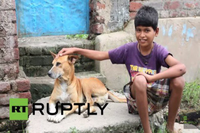 Garoto indiano de 10 anos é viciado em leite de cadela