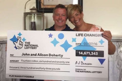 Um encanador ganha 63 milhões de reais na loteria e dois dias depois voltou ao trabalho