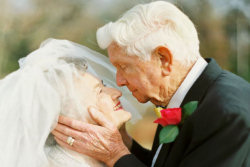 Casal de idosos faz uma adorável sessão de fotos para celebrar 63 anos de muito amor