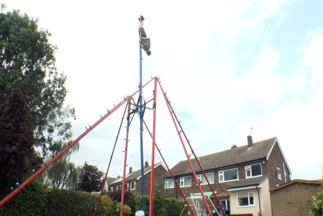 Inventor maluco constrói balanço 360 graus de 10 metros de altura no quintal de casa