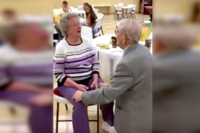 Senhor de 92 anos surpreende esposa com uma serenata em seu 50º aniversário de casamento
