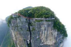 Inauguram uma terrível passarela de vidro a 1.403 metros de altura na China