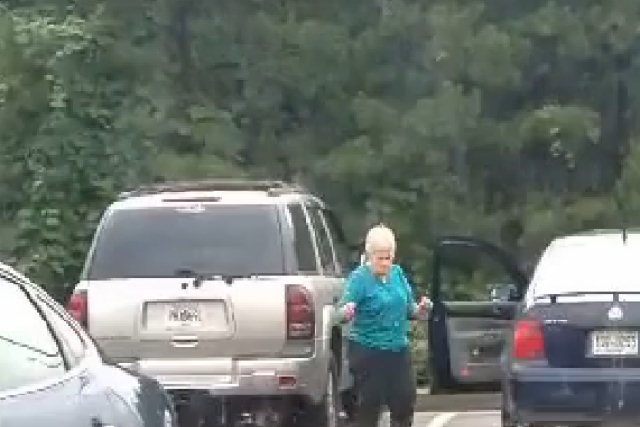 Uma senhora dançando no estacionamento como se não houvesse ninguém olhando