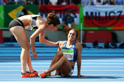 Estas atletas olímpicas passaram à final após chegar em último lugar por ajudar-se mutuamente