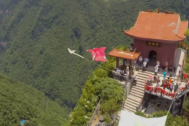 Saltador de base pula de helicóptero e atinge um alvo a 200 km/h na China