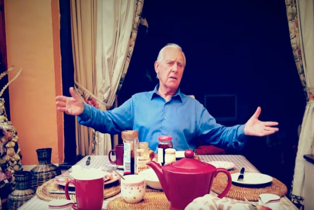 Homem de 80 anos que sofre de Alzheimer recupera a memória a cada vez que canta junto a sua família