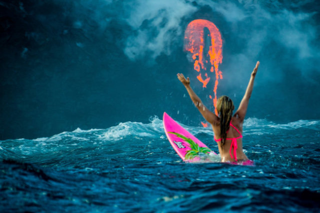 Veja esta maluca nadando perto de uma cascata de lava no Havaí